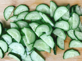 2、青瓜炒鸡蛋,切成片