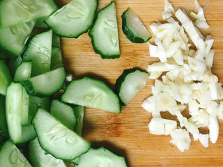 3、青瓜炒鸡蛋,大蒜切成末