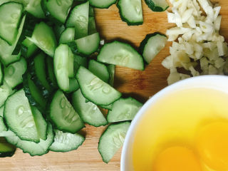 4、青瓜炒鸡蛋,鸡蛋打入碗中