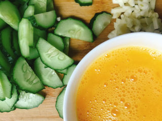 5、青瓜炒鸡蛋,打散