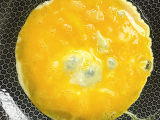 7、青瓜炒鸡蛋,倒入蛋液