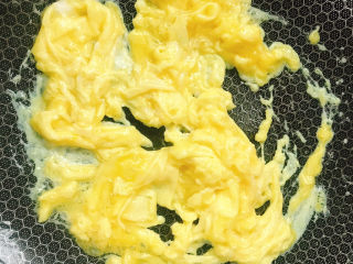 8、青瓜炒鸡蛋,迅速翻炒