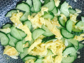 11、青瓜炒鸡蛋,放盐