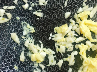 9、青瓜炒鸡蛋,鸡蛋推到锅边，倒入蒜末炒香
