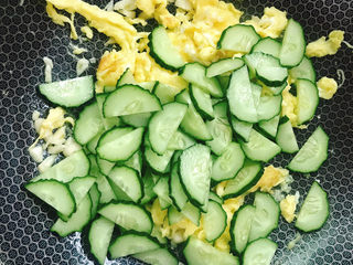 10、青瓜炒鸡蛋,倒入青瓜