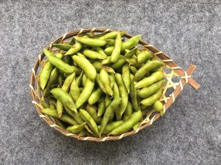 1、天然无添加～盐卤豆花,新鲜毛豆，这毛豆是朋友家自家种的，听说我回来要自己做盐卤豆花后，给我带回来了。