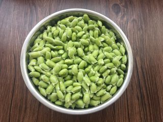 2、天然无添加～盐卤豆花,新鲜毛豆去皮，我称了一下有1500克左右。