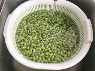 3、天然无添加～盐卤豆花,毛豆放水里清洗干净，用手搓掉包裹着的薄膜。