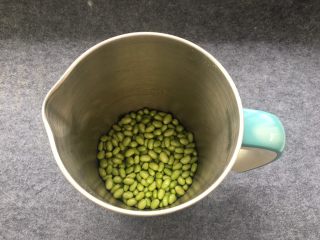 5、天然无添加～盐卤豆花,毛豆放入豆浆机中，一次打磨不完可以分多次打磨豆浆。