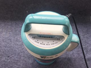 7、天然无添加～盐卤豆花,做豆花，我一般利用果蔬档打磨，用全豆浆档打磨，过滤豆渣怕烫手，用果蔬档一次打磨不够细腻，可以多打磨几次。