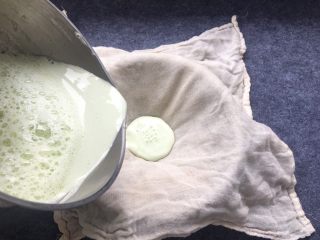 8、天然无添加～盐卤豆花,准备纱布，纱布越浓密越好！把豆渣沥掉！