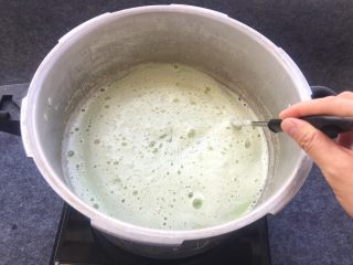 10、天然无添加～盐卤豆花,沥净的豆浆，放入大锅里，大火煮沸，在这里说明的是，放入豆浆的锅最好留一半，不要装满，装不下可以分两锅煮，豆浆煮沸后会爆涨，容易泼出来烫到手，切记！