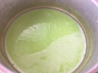 12、天然无添加～盐卤豆花,烧煮沸腾几分钟后，撇去浮泡就可以关火。