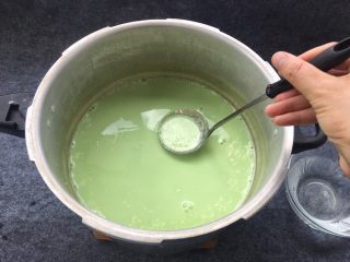 15、天然无添加～盐卤豆花,胆巴兑好，豆浆煮沸后，下面开始点豆花！用小勺舀半勺胆巴水，沿豆浆上面慢慢打转圈（不可以把勺子放入豆浆中搅，豆花是由下往上形成，勺子放锅底会搅散豆花），一点点把胆巴水边打转边加入豆浆中，舀一次胆巴水沿豆浆上面打七～十个回转！7～10回转内放完半勺胆巴水！俗话说，心急吃不了热豆腐，说的就是这样☺