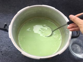 16、天然无添加～盐卤豆花,用小勺舀半勺胆巴水沿豆浆上面打转，打7～10回转内把胆巴水加入豆浆中，注意看豆花形成????