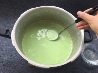 17、天然无添加～盐卤豆花,再用小勺舀半勺胆巴水沿豆浆上面打转，打7～10回转内把胆巴水加入豆浆中，注意看豆花形成????