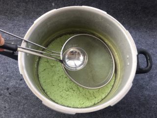 19、天然无添加～盐卤豆花,这个时候用浓密一点的漏勺，轻轻下压豆花，让豆花更好凝固在一起！把多余水份用勺子舀出来！