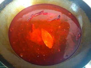1、自制麻辣烫,锅中放入适量清水，放入半袋麻辣烫调料。（量的多少自己斟酌，我觉得半袋就特辣了）