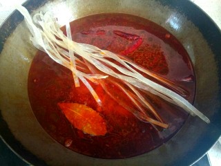 2、自制麻辣烫,放入粉条（如果粉条提前泡发的话就不用这么早放，可以跟蔬菜一起放），大火烧开