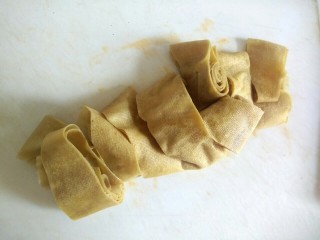 3、自制麻辣烫,干豆腐切宽条