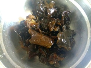 4、自制麻辣烫,木耳提前泡发洗净