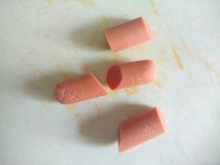5、自制麻辣烫,火腿肠切小段