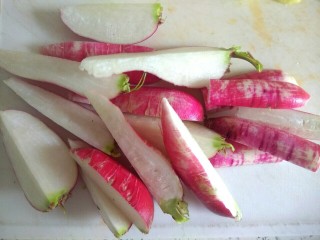 7、自制麻辣烫,水萝卜切条