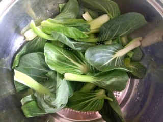 9、自制麻辣烫,油菜掰开洗净