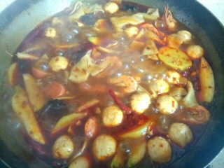 11、自制麻辣烫,大火烧开，使鸡肉丸子浮起，土豆变软