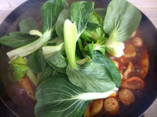 12、自制麻辣烫,放入尖椒和油菜