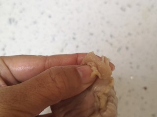 3、酸辣鸡胗,鸡胗表面有一层东西一定要刮洗干净