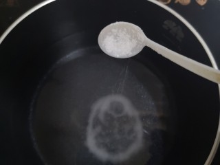 4、酸辣鸡胗,清水加一调料勺盐