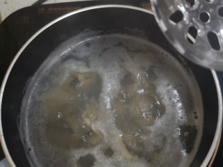 5、酸辣鸡胗,鸡胗倒进锅里烫一下