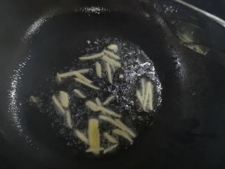 9、酸辣鸡胗,放入姜丝