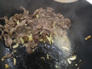 13、酸辣鸡胗,倒入料酒爆炒