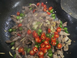 14、酸辣鸡胗,加入青红辣椒小火翻炒