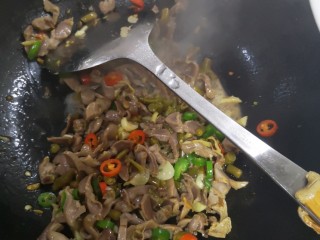 16、酸辣鸡胗,爆炒出味后加入小半碗水