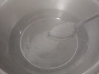 5、减脂系~凉拌苦瓜,锅内烧开水,放一点盐