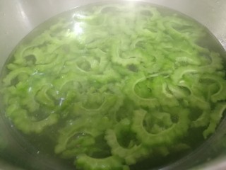 7、减脂系~凉拌苦瓜,焯至苦瓜微熟