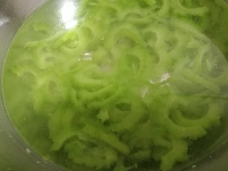 8、减脂系~凉拌苦瓜,捞出放冷水中,再捞出控水