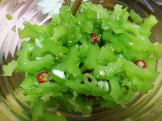 14、减脂系~凉拌苦瓜,用筷子拌匀