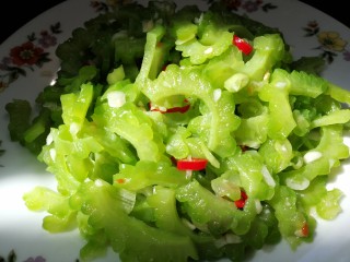 15、减脂系~凉拌苦瓜,盛出装盘,清耄爽囗,微辣微苦,简单易做。
