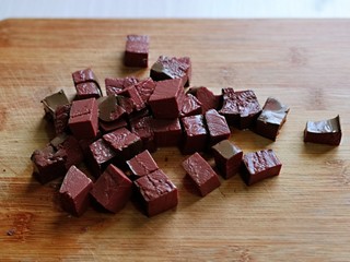 2、鸭血烧豆腐,鸭血切小块。