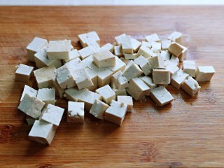 3、鸭血烧豆腐,将豆腐切小块。