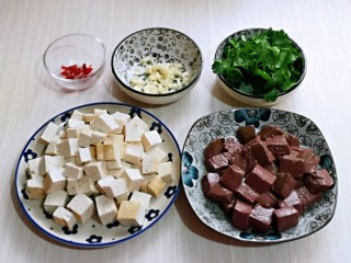 6、鸭血烧豆腐,香菜去根洗干净切碎，大蒜切碎，辣椒切碎，准备工作完成。