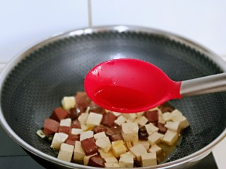 9、鸭血烧豆腐,再加入焯水过的豆腐和鸭血，加入料酒。
