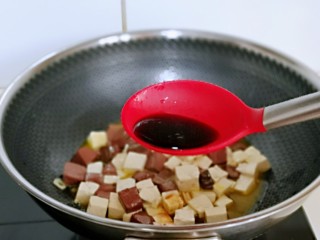 10、鸭血烧豆腐,加入一小勺生抽。