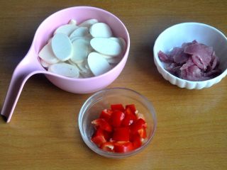 1、茭白炒肉,准备材料，茭白切片，猪肉最好选里脊肉，也切片，甜椒切大丁。