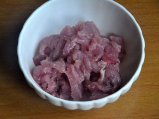 2、茭白炒肉,猪肉加一点淀粉抓匀。