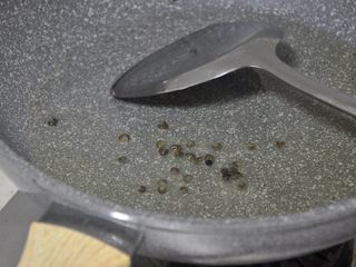 3、茭白炒肉,锅里放油，烧至6成热，放入花椒。